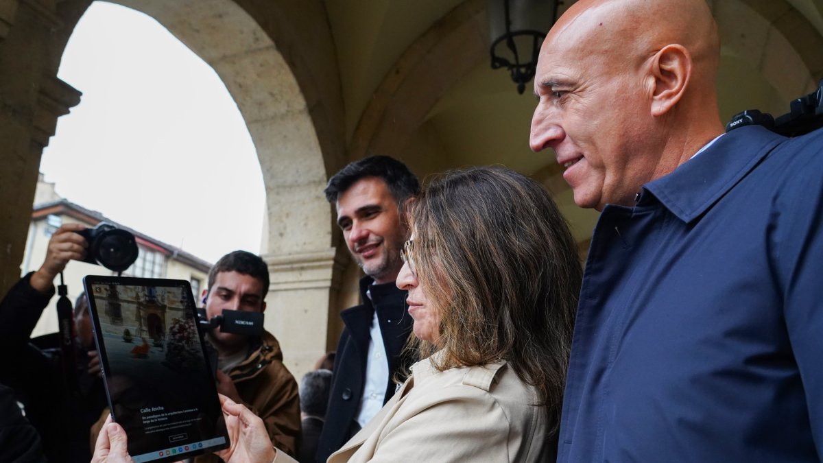 El alcalde de León, José Antonio Diez, presenta la iniciativa junto a la directora general de
Asuntos Públicos de Orange, Luz Usamentiaga y el director de Negocio de Ericsson España, Enrique García - ICAL