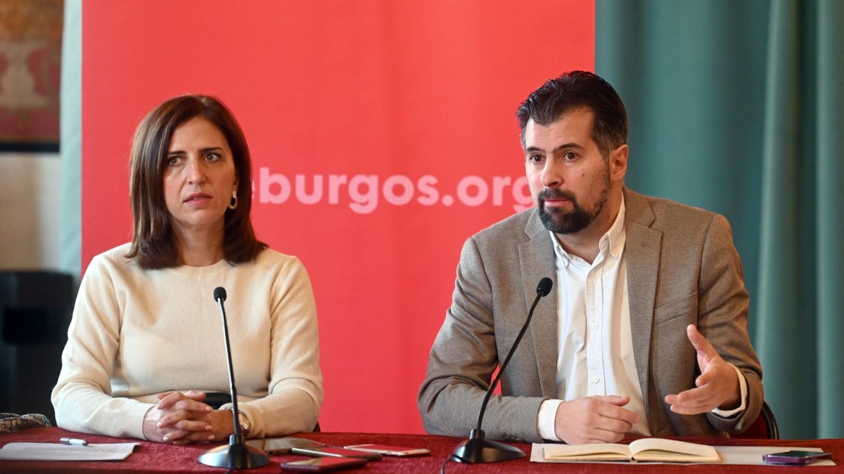 El secretario general del PSOECyL, Luis Tudanca, y la secretaria general del PSOE de Burgos, Esther Peña, participan en la Comisión Ejecutiva del PSOE de Burgos. ICAL