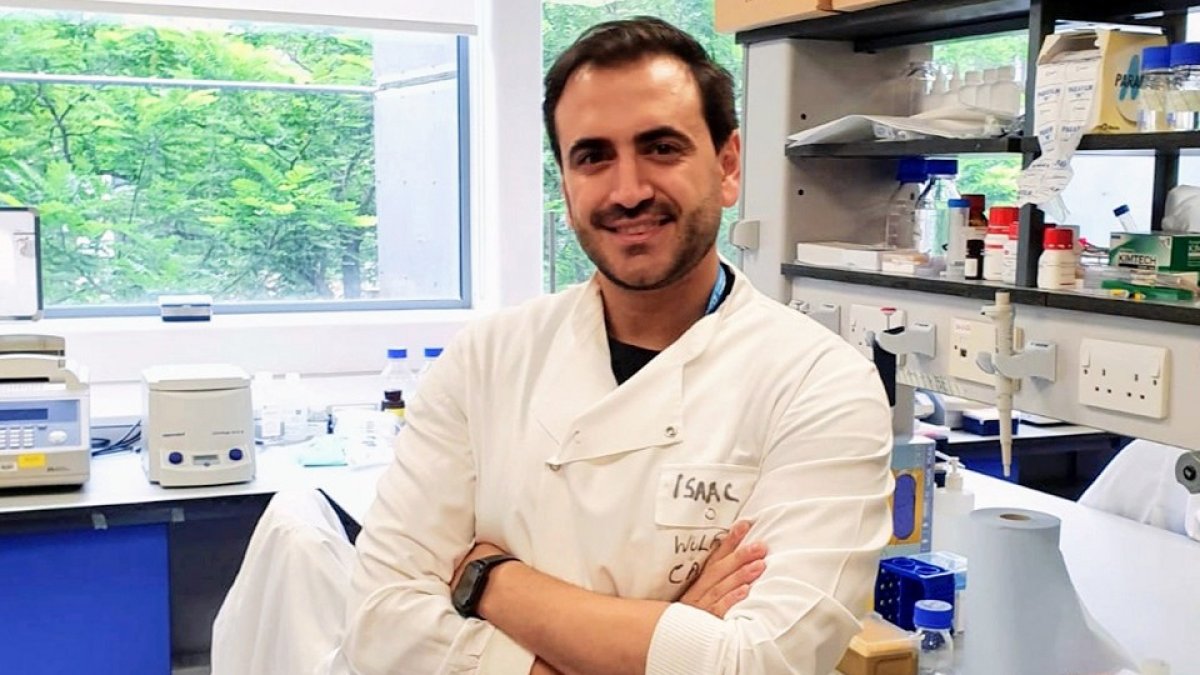 Isaac Francos, en el laboratorio donde trabaja en Londres. EL MUNDO