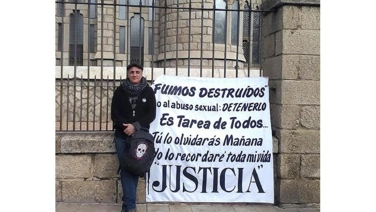 El ex seminarista Emiliano Álvarez en una imagen de hace cuatro años frente al obispado. E. M.