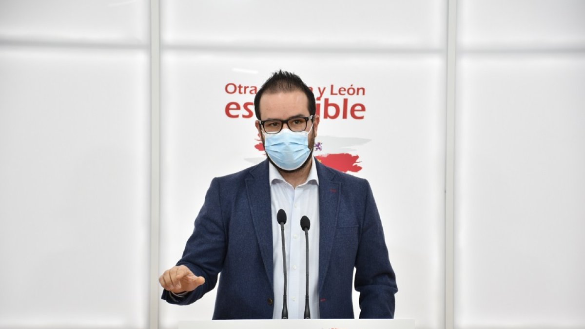 El coordinador de Turismo del Grupo Parlamentario Socialista, Ángel Hernández. / E.M.