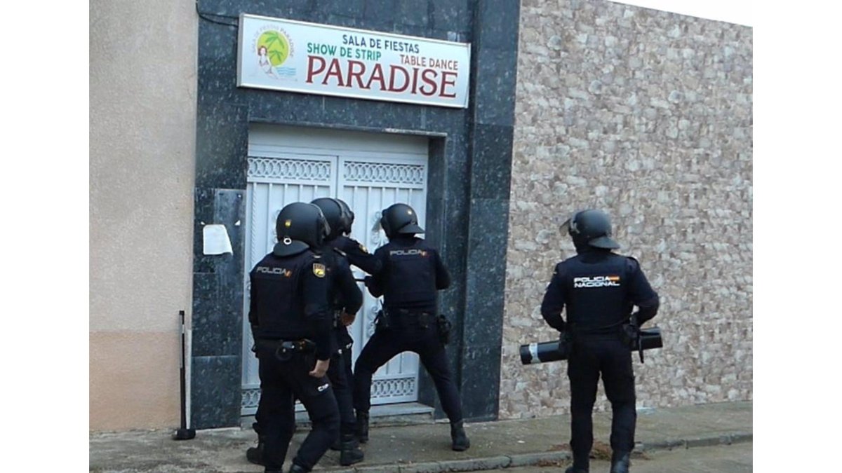 Imagen del operativo antes de entrar en un club de alterne de Fuentes de Oñoro en Salamanca. | E. Press