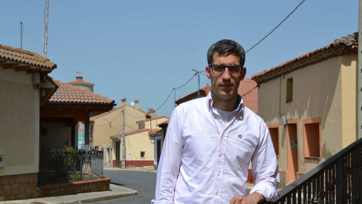 Javier Gómez, alcalde de la localidad segoviana de Garcillán. / D. M.