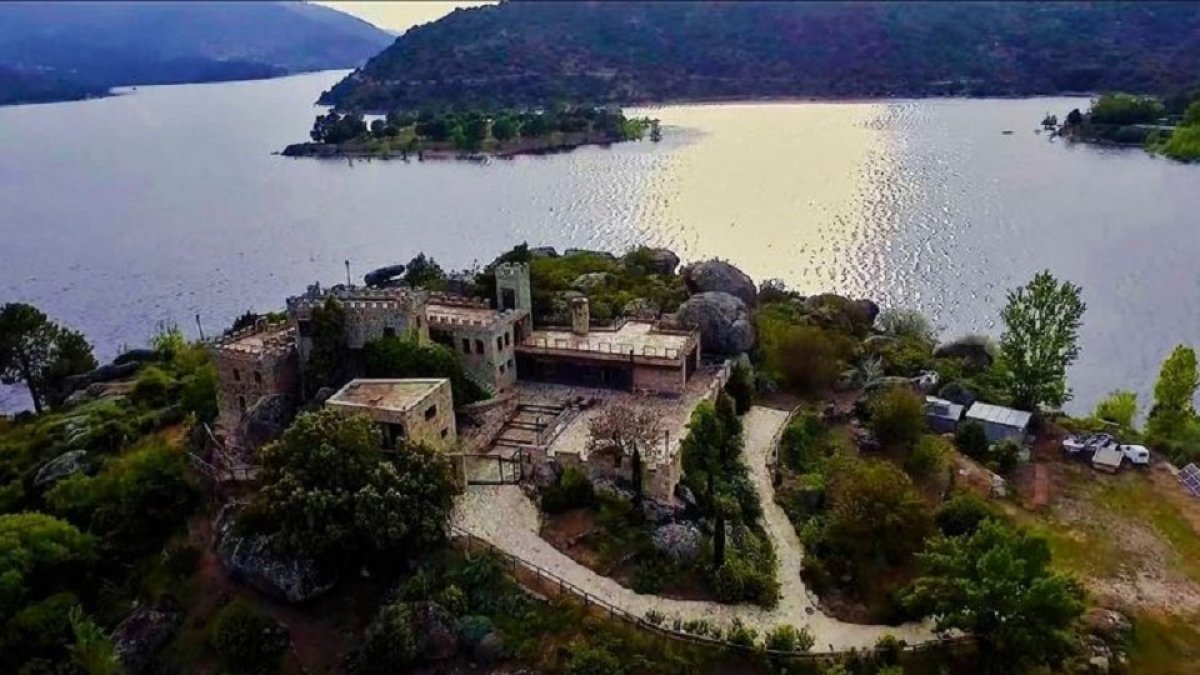 Isla privada con castillo en El Barraco. | E. M