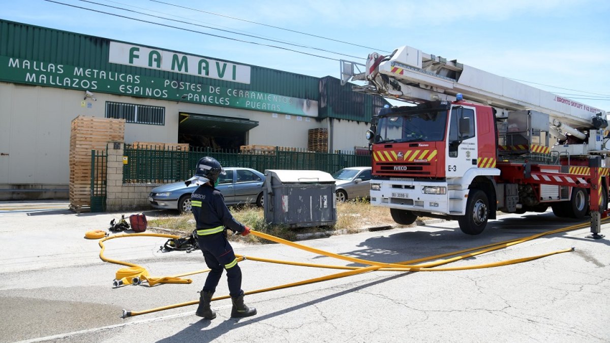 Arde parte de la nave de Famavi en el polígono de Villalonquéjar (Burgos).- ICAL.