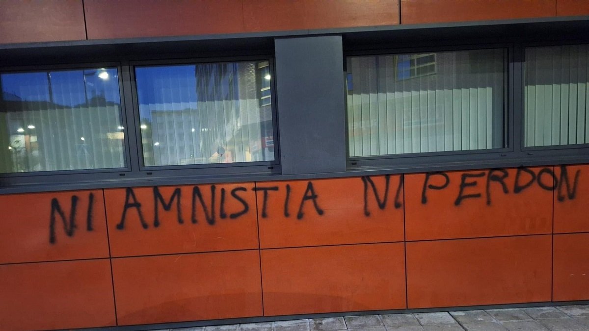 Pintadas en la fachada de la sede provincial del PSOE de León. -EP