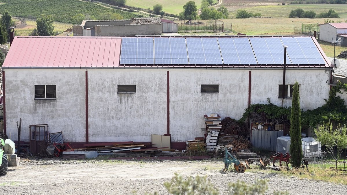 Instalación de las placas solares en una nave del pueblo.- ICAL