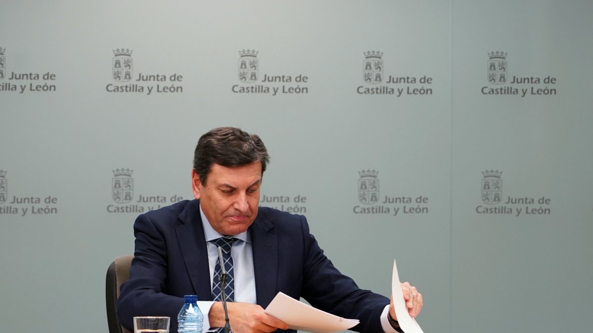 El consejero de Economía y Hacienda y portavoz, Carlos Fernández Carriedo, comparece en rueda de prensa posterior al Consejo de Gobierno. ICAL