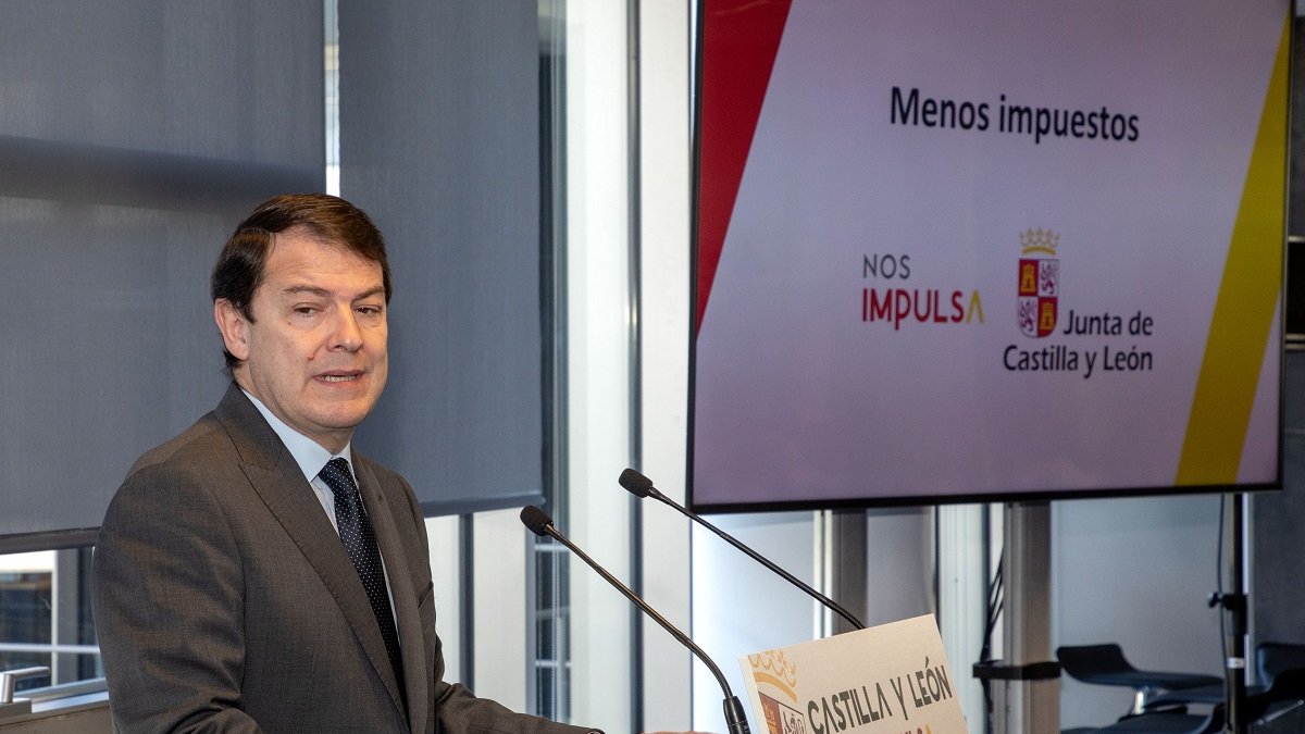 El presidente de la Junta de Castilla y León, Alfonso Fernández Mañueco, participa en el acto de presentación de las deducciones fiscales en la campaña del IRPF 2022 para los contribuyentes de Castilla y León. - ICAL