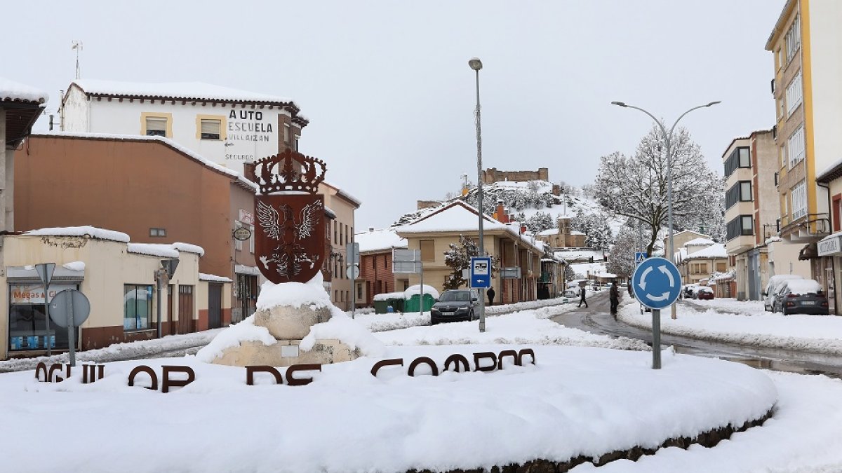 Acumulación de nieve en Aguilar de Campoo (Palencia).- ICAL