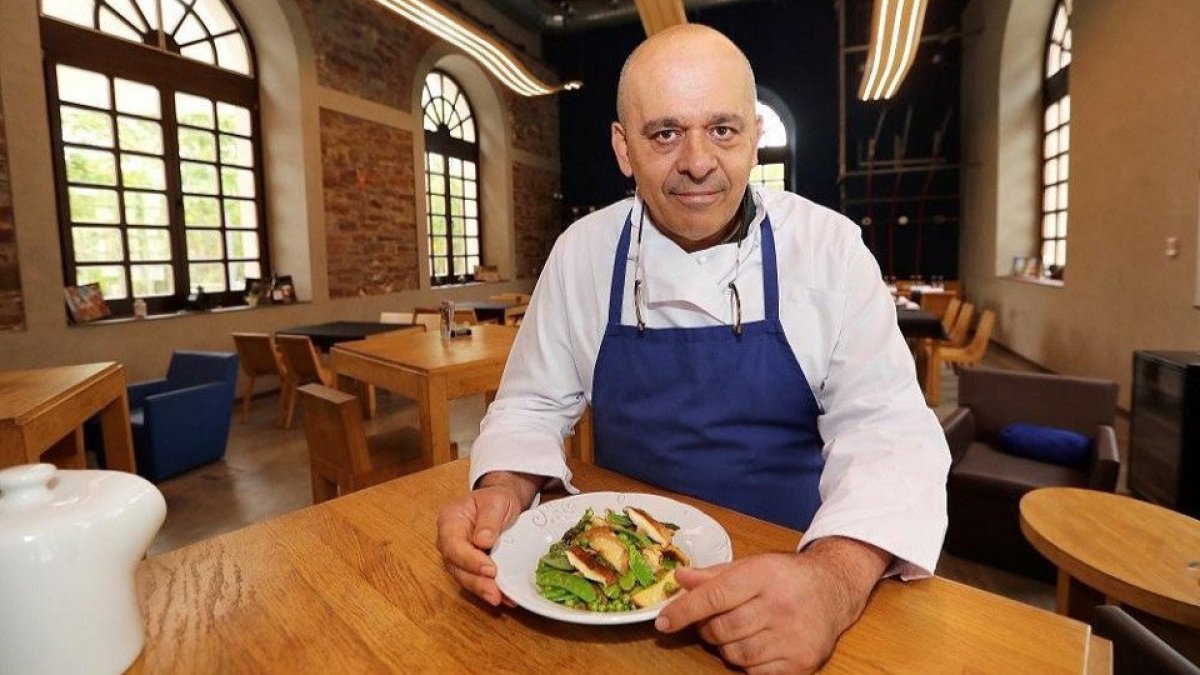 Jesús Rodríguez ‘Suso’, chef del establecimiento con uno de los platos de la carta. (LUIS DE LA MATA)