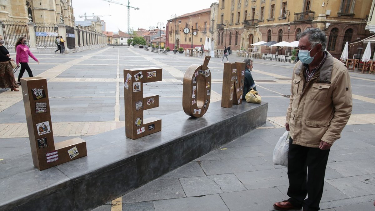 Actos vandálicos a las letras León de la plaza de la catedral. - ICAL