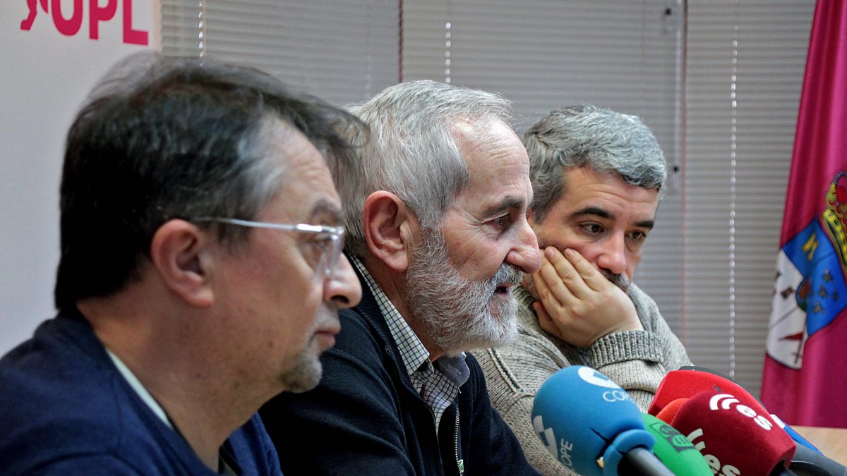 El secretario de UGT, Enrique Reguero, el secretario de UGAL-UPA, Matías Llorente, y el de CCOO Xosepe Vega. - ICAL
