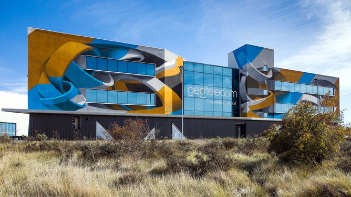 Edificio de Geotelecom a la entrada de Burgos por la A-1. El grafitti es obra del italiano Peeta. TOMÁS ALONSO