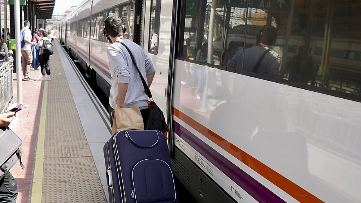 Imagen del tren de Media Distancia en Valladolid. PHOTOGENIC