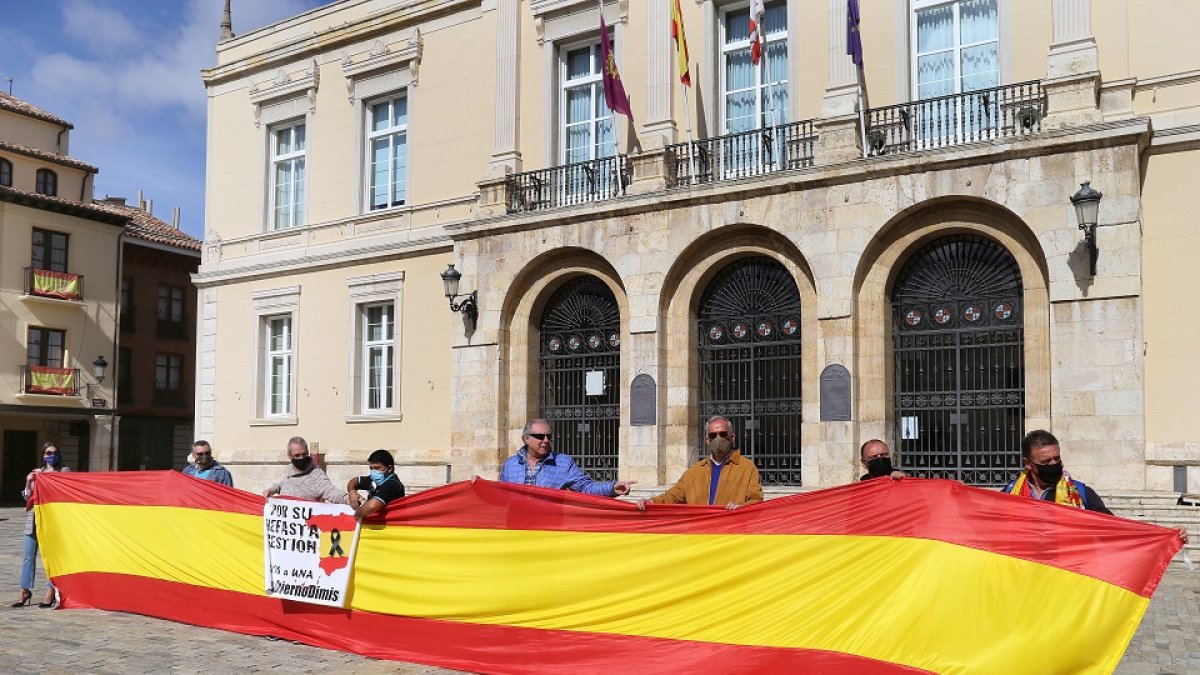 Palencia se concentra en su Plaza Mayor en apoyo de Felipe VI. - ICAL