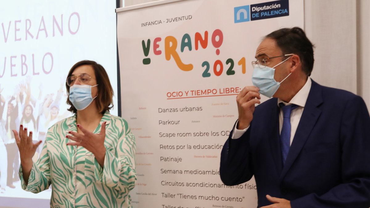 Ángeles Armisén y Alfonso Polanco, durante la presentación del programa de verano. ICAL