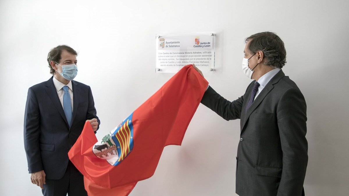 El presidente de la Junta de Castilla y León, Alfonso Fernández Mañueco, inaugura el Centro de Convivencia Victoria Adrados. El presidente estuvo acompañado del alcalde de la ciudad, Carlos García Carbayo y de la consejera de Familia, Isabel Blanco, entre otras autoridades.- ICAL.