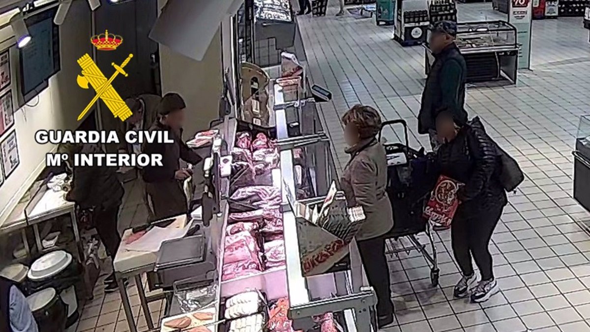 Imagen del vídeo en el que se ve a una de las personas detenidas en el momento de cometer un hurto. -GUARDIA CIVIL