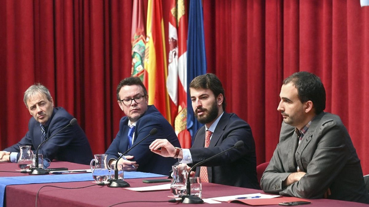 Inauguración de las jornadas Memoria y Prevención del Terrorismo: educación y competencias para una ciudadanía y cultura democráticas por parte del vicepresidente de la Junta, Juan García-Gallardo; el presidente de la Fundación de Víctimas del Terrorismo, Tomás Caballero Martínez; el vicerrector de Responsabilidad Social, Cultura y Deporte de la Universidad de Burgos (UBU), Delfín Ortega.- ICAL