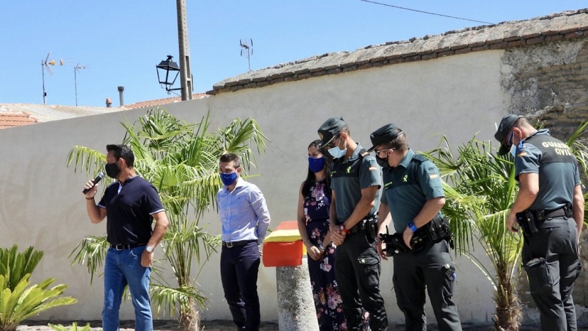Homenaje de Moraleja de Matacabras (Ávila) a los fallecidos por el COVID-19. - ICAL