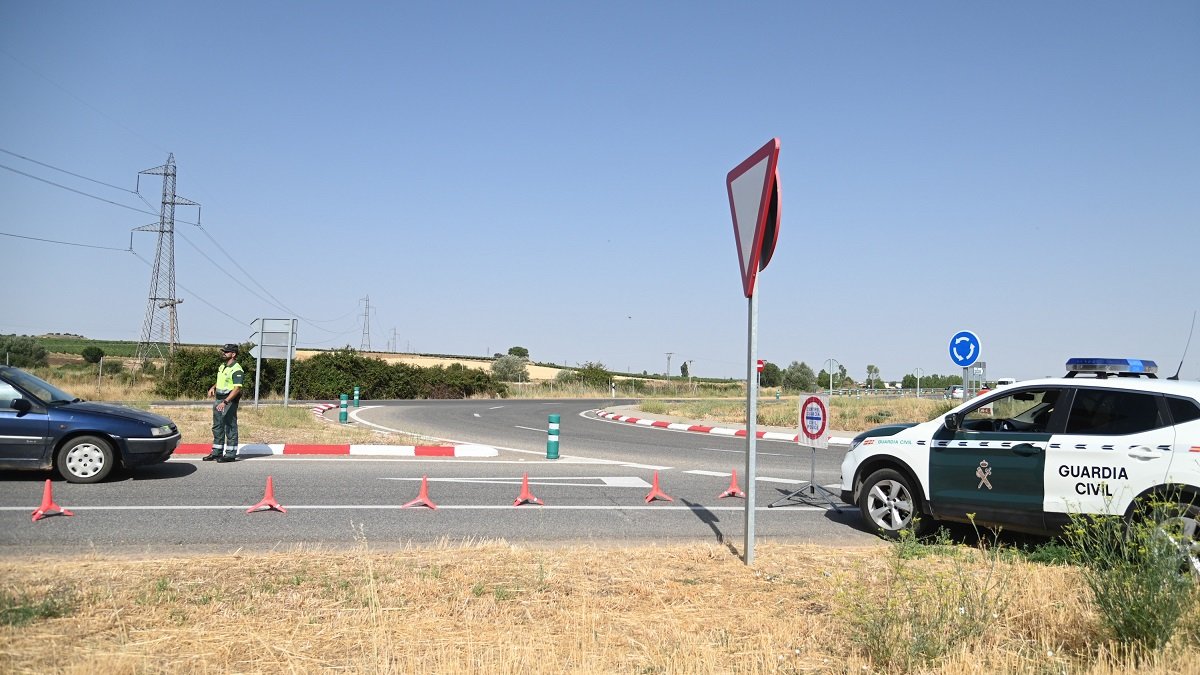 Control de tráfico en una carretera de Aranda de Duero.- ICAL