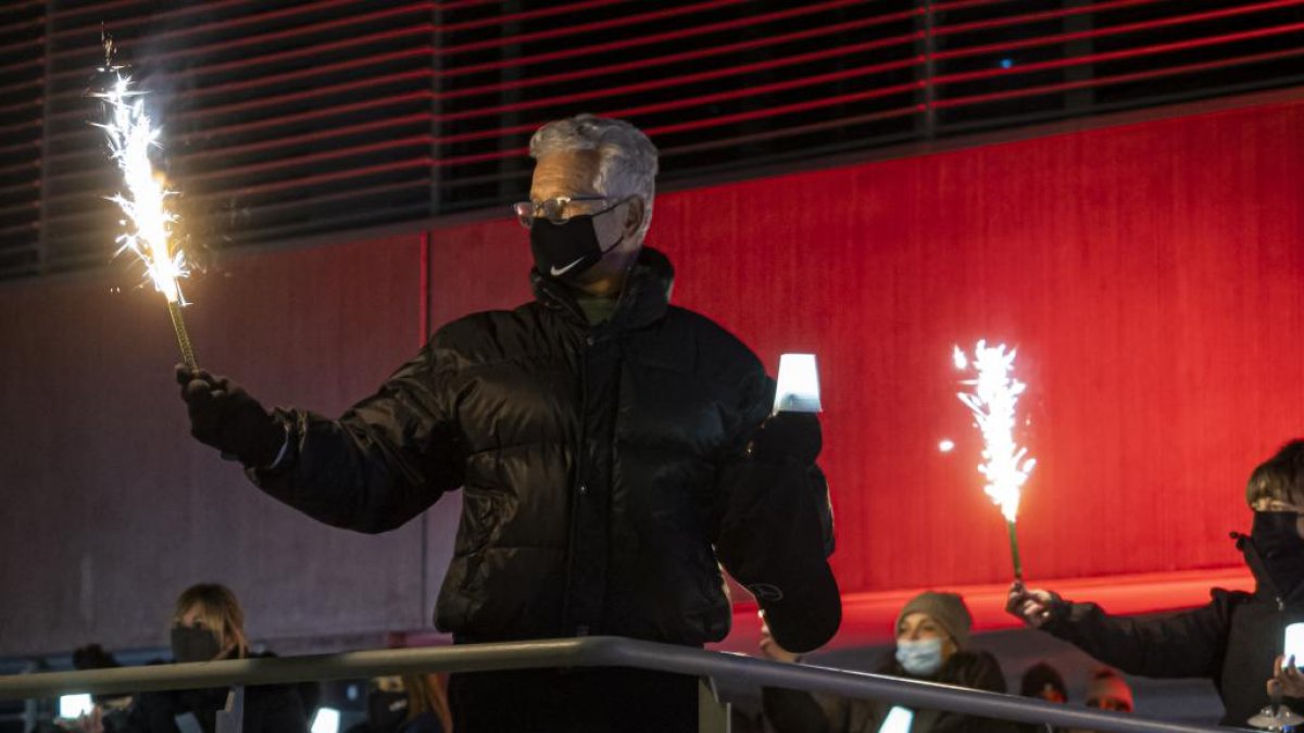 Un hombre sujeta una bengala y una luz para protestar en el Centro de Deporte y Ocio Covaresa. PHOTOGENIC / PABLO REQUEJO