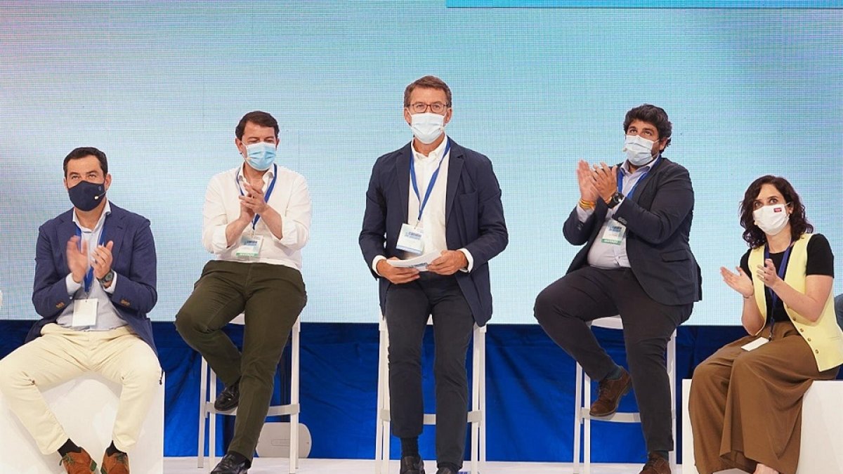 El líder del PP gallego, Alberto Núñez Feijóo, arropado por los barones autonómicos del PP en el XVII Congreso - EUROPA PRESS