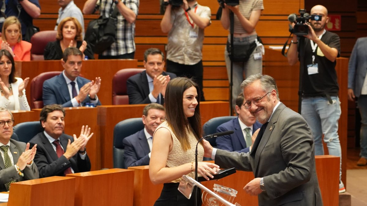 Elena Rincón recibe el acta de procuradora de las Cortes de Castilla y León.- ICAL