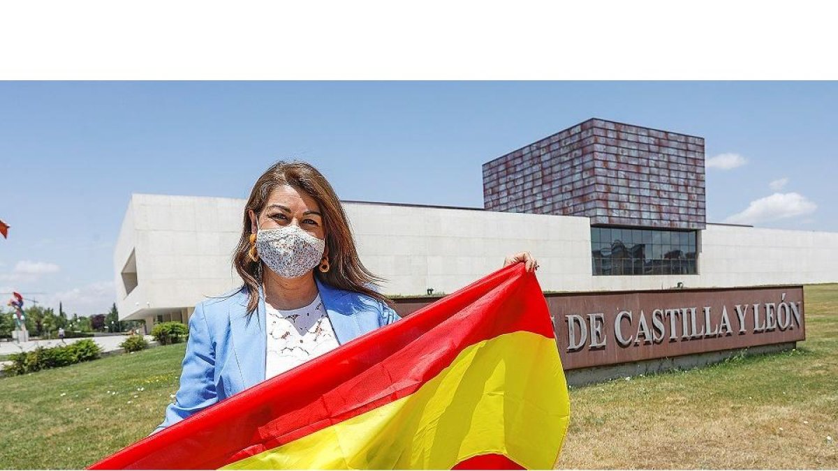 La procuradora de Ciudadanos por Segovia, Marta Sanz Gilmartín, posa con su bandera de España en la puerta de las Cortes. J.M. LOSTAU