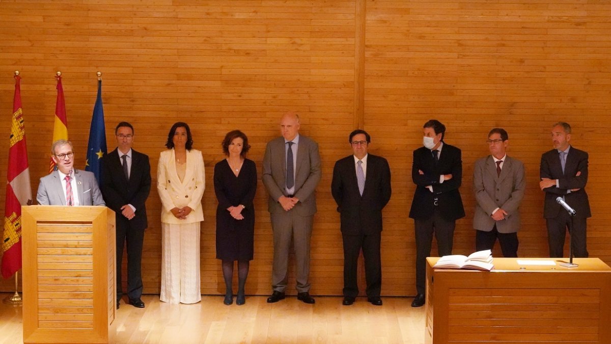 Mariano Veganzones preside la toma de posesión de su equipo en la Consejería de Industria, Comercio y Empleo.- ICAL