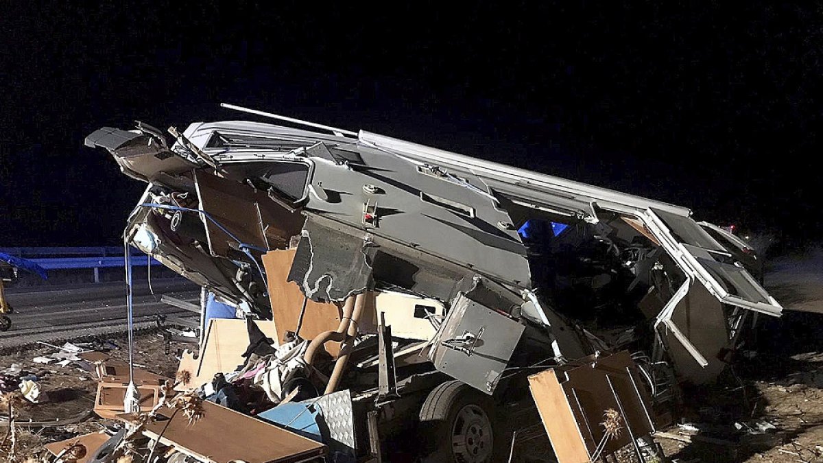 Accidente de una autocaravana en el kilómetro 34 de la A-62 en la localidad burgalesa de Villaquirán de los Infantes. ICAL