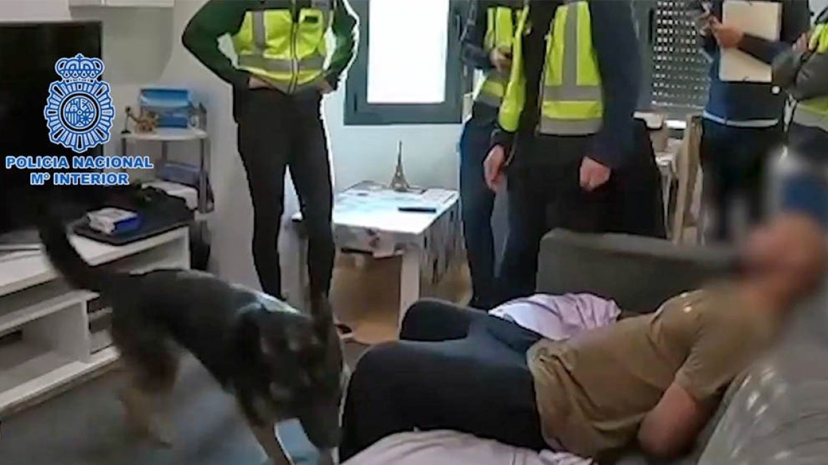 Agentes de la Policía Nacional en el arresto de uno de los detenidos. -HDS