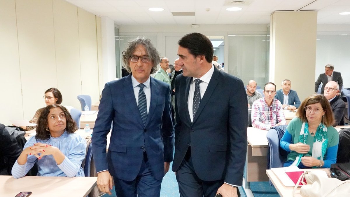 El fiscal superior del TSJ de Castilla y León, Santiago Mena, junto al consejero de Medio Ambiente, Vivienda y Ordenación del Territorio, Juan Carlos Suárez-Quiñones. ICAL
