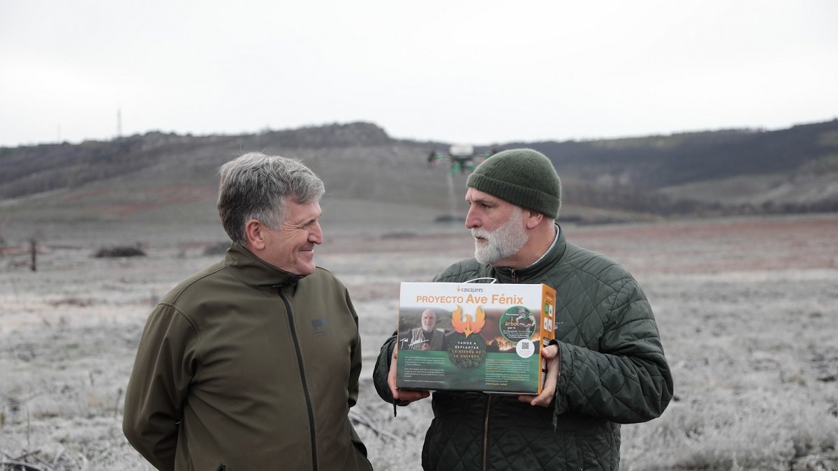 El chef José Andrés con Alfonso Jiménez, presidente de Cascajares, y la caja de la pularda 'Ave Fénix' en la Sierra de la Culebra. -CASCAJARES