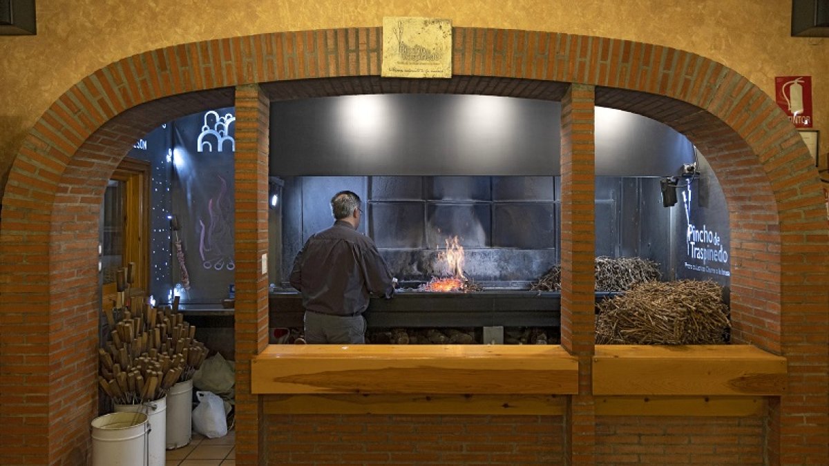 16/05/2022. Traspinedo (Valladolid). Restaurante los 12 Arcos. Feria del pincho de Lechazo de Traspinedo. PHOTOGENIC/ IVÁN TOMÉ