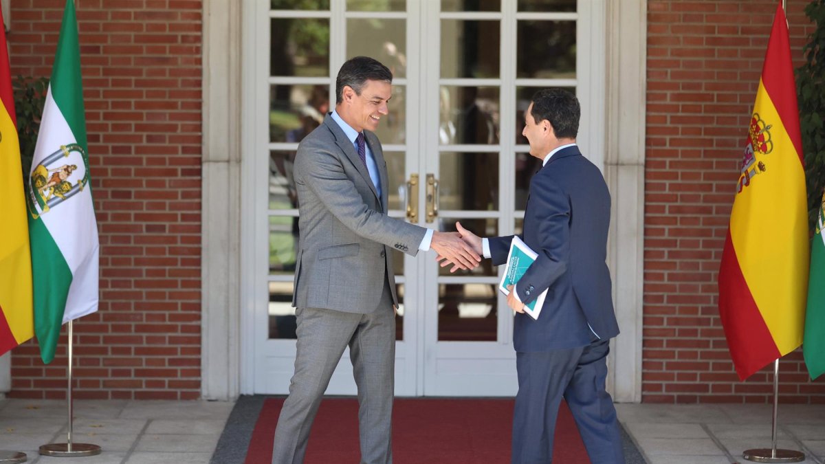 El presidente del Gobierno, Pedro Sánchez, recibe al presidente de la Junta de Andalucía, Juanma Moreno Bonilla (d), en el Palacio de La Moncloa, a 28 de julio de 2022, en Madrid (España). La reunión con Moreno, llega solo cuatro días después. -EP