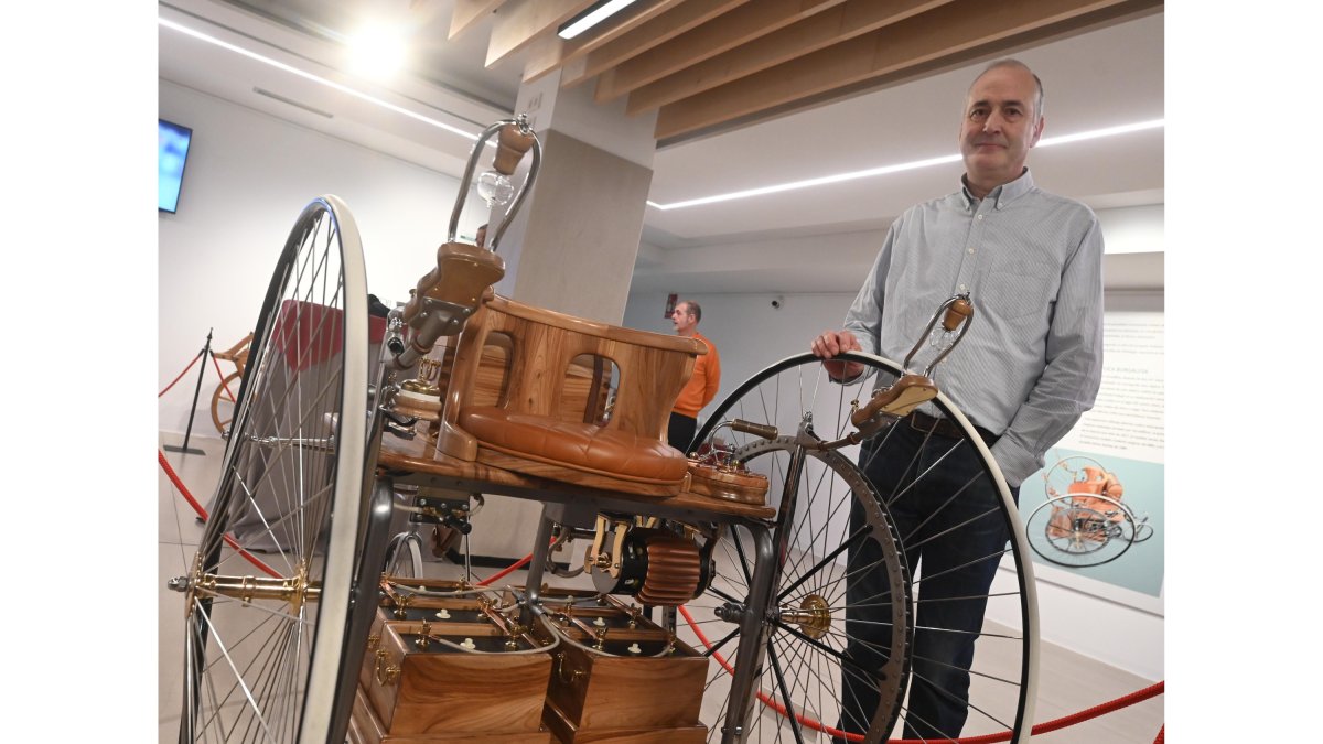 Inauguración de la exposición 'La movilidad sostenible: un legado del siglo XIX' del burgalés Roberto Terradillos. -ICAL
