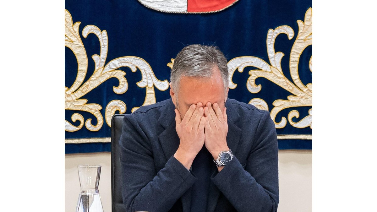 El presidente de las Cortes, Carlos Pollán, se tapa la cara durante la reunión de la Mesa de las Cortes.- ICAL