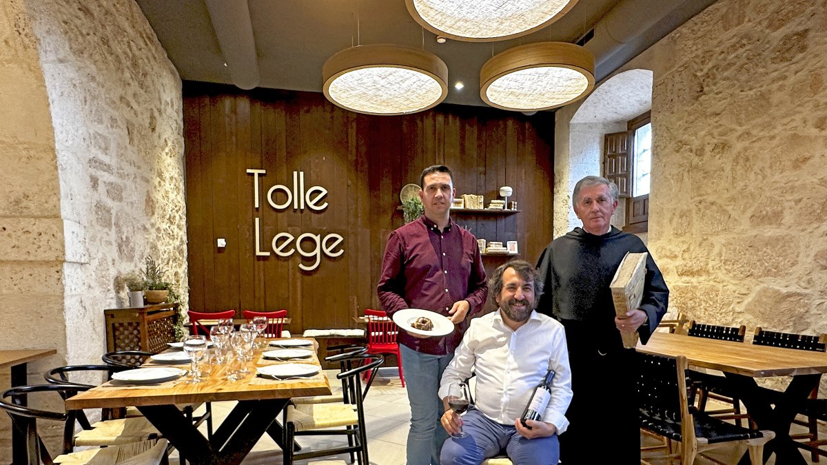 Armando García y Diego Santos, director y jefe de sala del restaurante, junto al prior del monasterio de Santa María de la Vid, Agustín Alcalde.  /