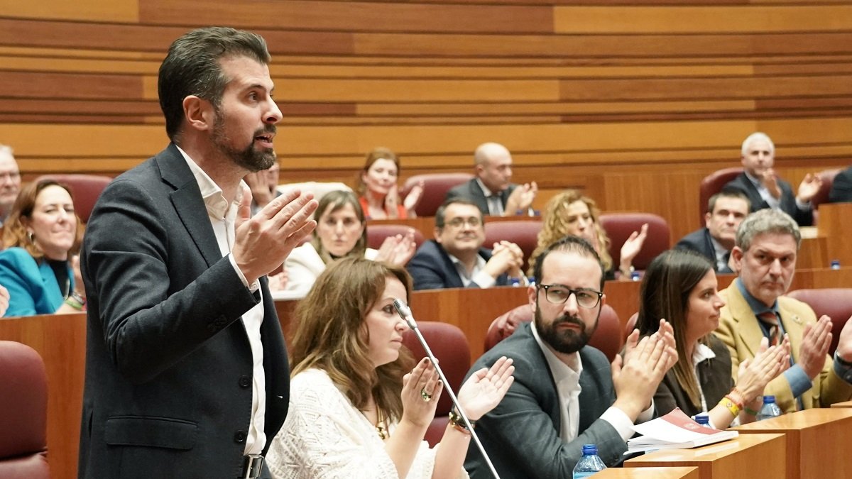 El secretario general del PSOE de Castilla y León, Luis Tudanca, durante el pleno de presupuestos.- ICAL