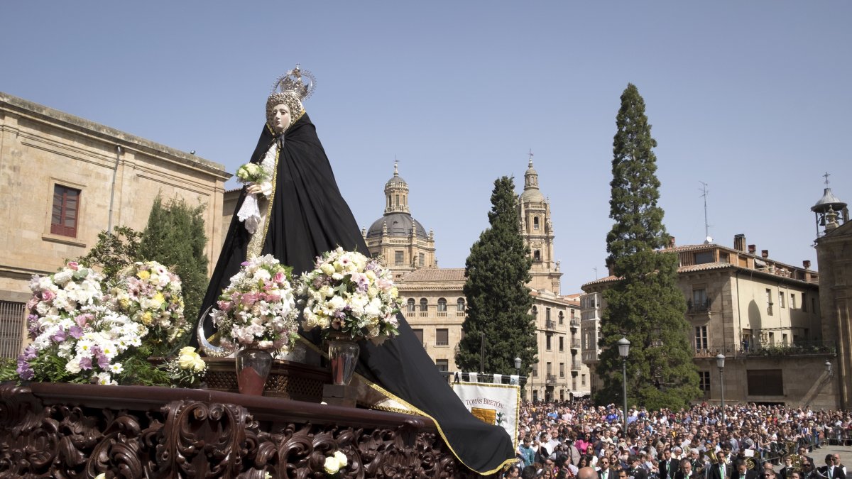 Los pasos de Nuestra Señora de la Alegría y Jesús Resucitado se encuentran en la procesión conjunta de Resurrección frente a la Catedral de Salamanca. -ICAL