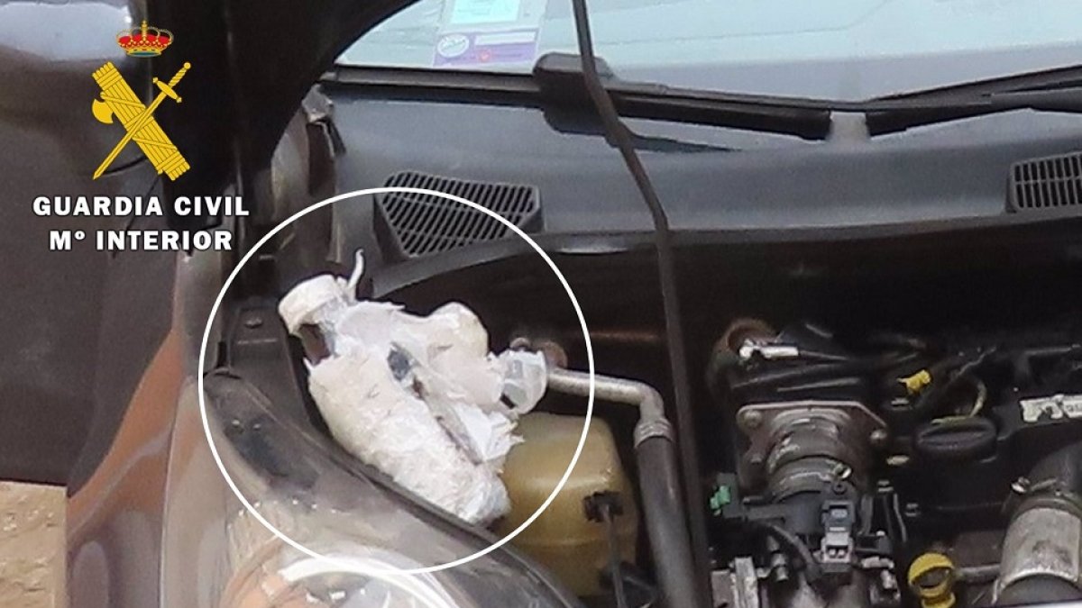 Imagen de la bolsa oculta en el motor del coche donde viajaba la droga - GUARDIA CIVIL