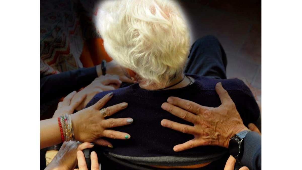 Unas personas ayudan a una mujer mayor. - CONFEMAC