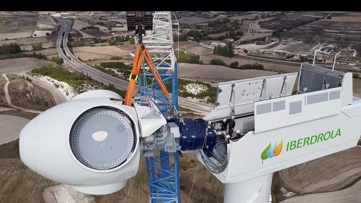 Montaje de un aerogenerador de Iberdrola.- E. PRESS