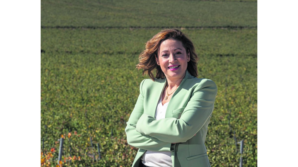 Almudena cuenta con una amplia formación académica. Realizó los estudios de Ingeniería Agrícola en el sector de Alimentos. Más tarde completó su currículum con la carrera de Enología en Palencia. Su dilatada trayectoria le ha llevado a viajar a las zonas vitivinícolas más prestigiosas del mundo.  / PHOTOGENIC