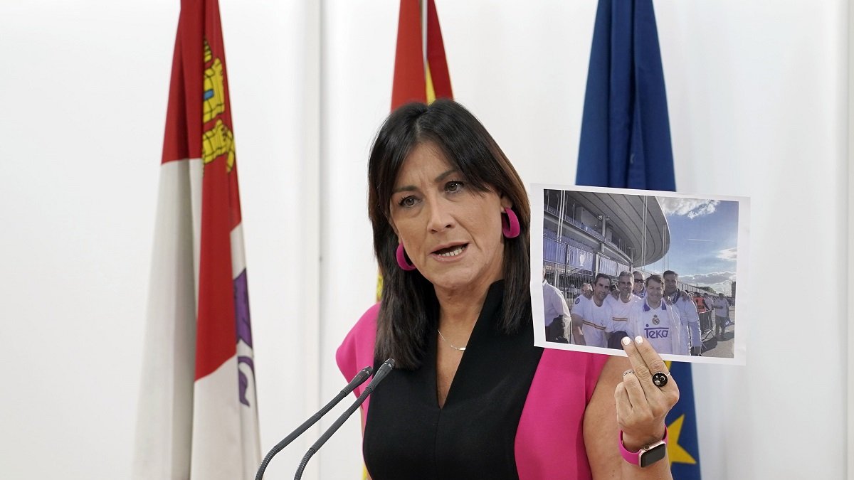 Ana Sánchez muestra una fotografía de Fernández Mañueco en París.- ICAL
