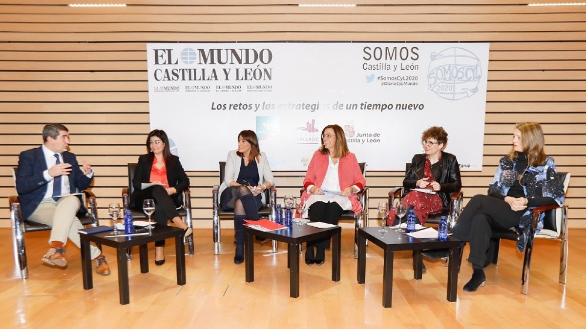 PRIMERA MESA. LOS RETOS Y LAS ESTRATEGIAS DE UN TIEMPO NUEVO. CARLOS MARTÍNEZ IZQUIERDO. ÁNGELES ARMISÉN.. ANA SÁNCHEZ. MARTA SANZ. ÁNGELA DE MIGUEL. VIRGINIA HERNÁNDEZ. PABLO LAGO. - J. M. LOSTAU