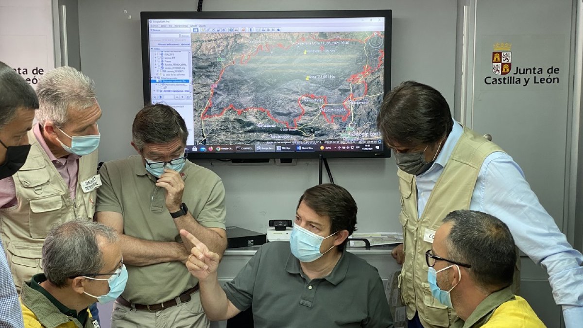 El presidente de la Junta, Alfonso Fernández Mañueco, durante su visita al Puesto de Mando Avanzado de El Barraco.- ICAL