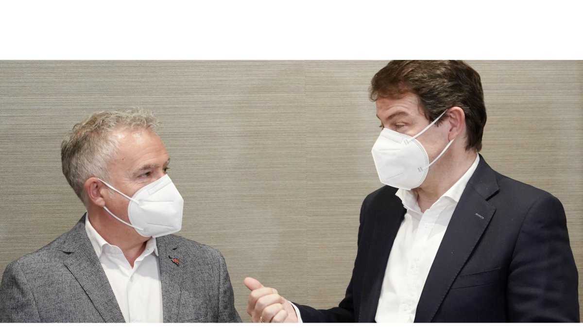 Ángel Ceña y Alfonso Fernández Mañueco, en la primera reunión que mantuvieron sobre el nuevo Gobierno. ICAL.